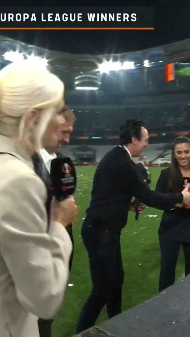 One of the Aston Villa players' kids crashed Unai Emery's interview last night ❤️