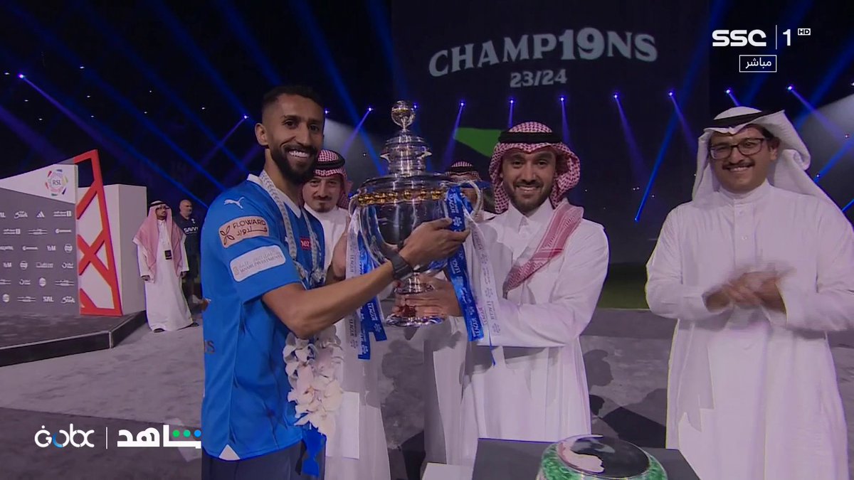 على طاري بطل الدوري الدوري هالنسخة أسطى نسخة بتاريخ دورينا وبفارق كبير عن الباقي الهلال حققه بفارق 14 نقطة بدون ولا خسارة مع اطول سلسلة انتصارات بتاريخ الدوري مع اكبر نتيجة بتاريخ الدوري وغيرها الكثيير اقسم بالله نسخة للتاريخ لن ينساها اي هلالي 💙