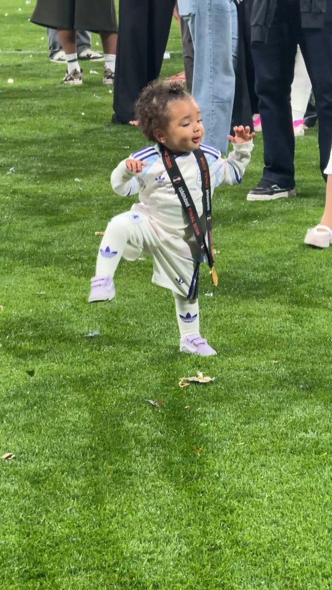 Ian Maatsen's daughter stole the show at the Europe League final 🏅❤️
