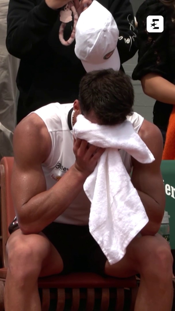 Pellegrino scoppia in lacrime dopo il match point che gli fa conquistare per la prima volta in carriera il main draw al Roland Garros, e corre subito ad abbracciare il suo team ❤️