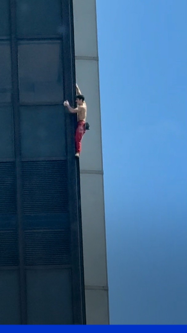 Paris: un homme grimpe la tour Montparnasse