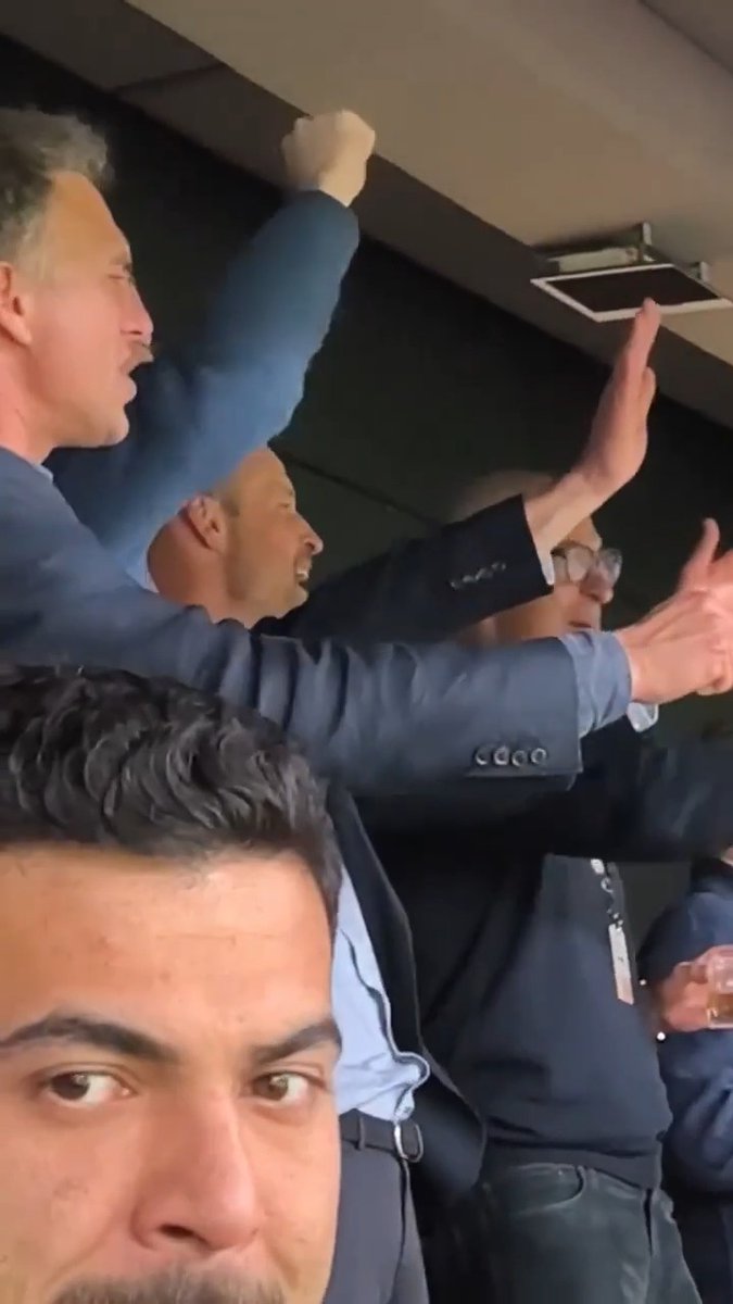 Just Prince William belting out Sweet Caroline with the Villa fans 🎶 (via Cristi Dorombach)