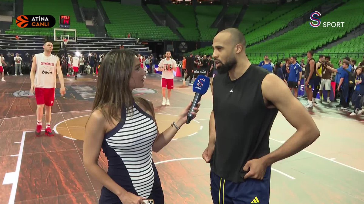 🗣️ Soru: ''Fenerbahçe taraftarına mesajın nedir?'' 🎙️ Wade Baldwin: ''Bizimle kalın, Bağdat Caddesi'nde kutlamaya ihtiyacımız olacak.''