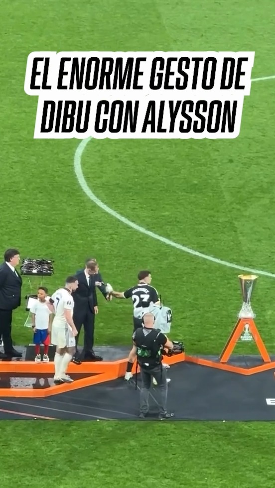 Dibu fue a conseguirle una medalla de campeón a Alysson quién no había recibido luego de no jugar un solo minuto Al final pudieron festejar todos el título de Europa League 🏆🥇 🎥 @sinderechos_sd