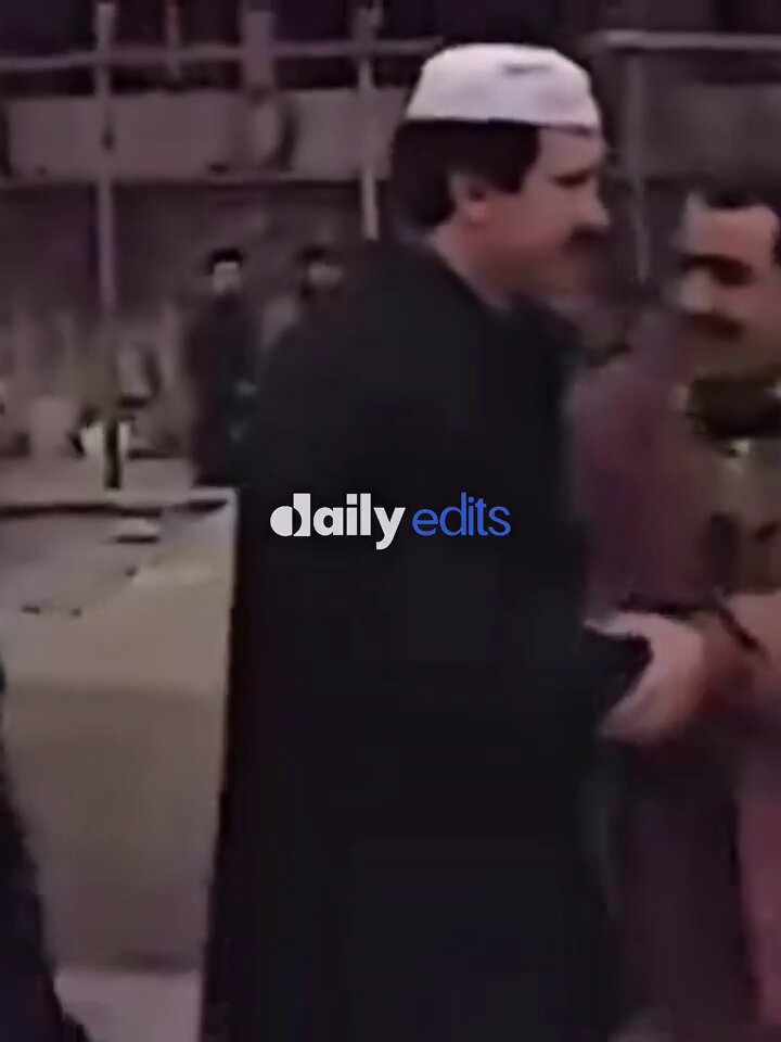 Reisin grup toplantısında sahneye Kemal kılıçtaroğlunu çağırıp Akp parti rozetini bizzat kendi takıp vatana millete hayırlı olsun diyip Kemal beyle yan yana şeriat ilan ettiği o günün hayaliyle yanıyoruz 🐿️