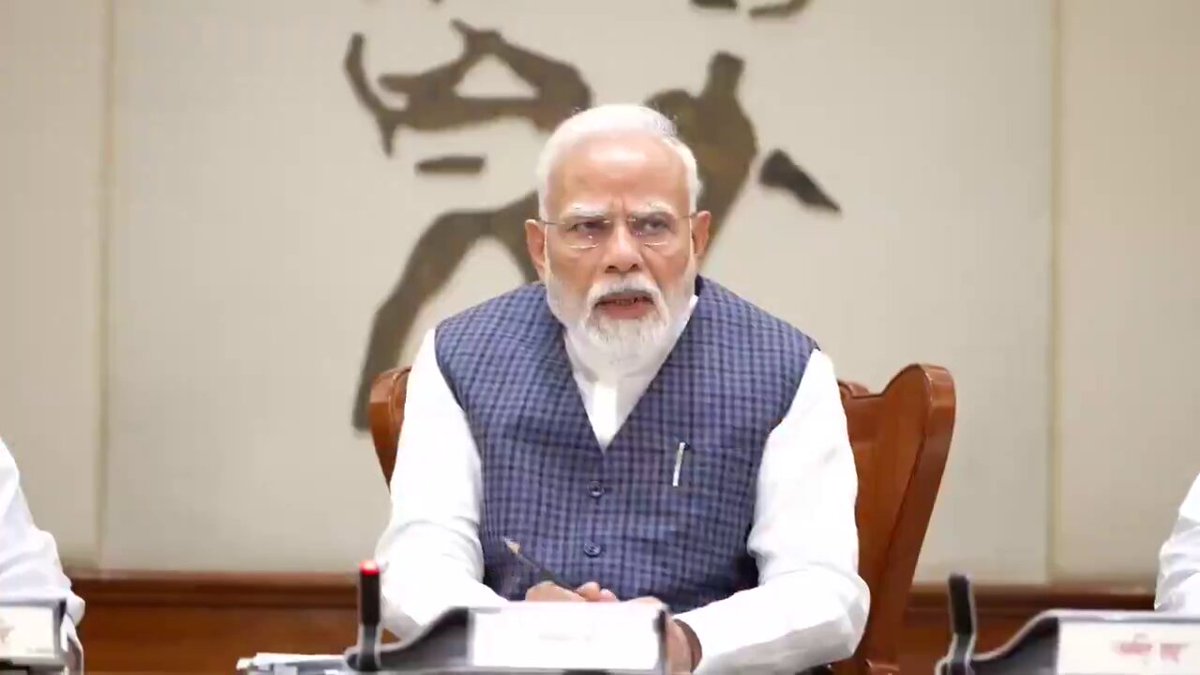 🚨 BIG BREAKING PM MODI’S Council of Ministers meeting lasted for FOUR AND A HALF HOURS 😳 What could've been discussed for this long duration? (Old footage)