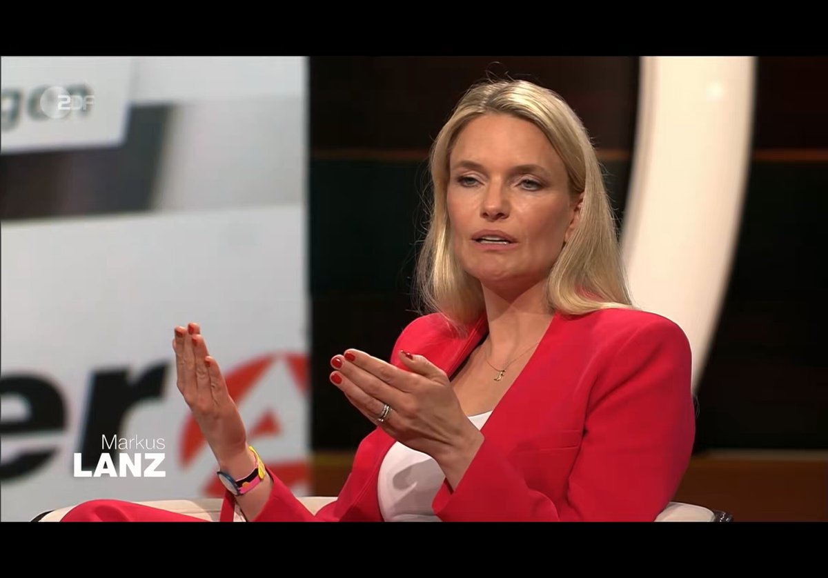 Diese Bürgergeld-Debatten bei #Lanz klingen immer so, als würden Menschen morgens aufstehen und spontan entscheiden: „Heute integriere ich mich nicht.“ Sarah Tacke redet über Arbeitsmarktintegration, als müsste man Geflüchtete einfach nur in irgendeinen Laden stellen und dann läuft das schon mit Sprache, Ausbildung und Job. Das ist exakt dieser mediale Elfenbeinturm-Blick: Keine Ahnung, wie brutal der tatsächliche Arbeitsmarkt inzwischen geworden ist, aber Hauptsache im Fernsehen einfache Lösungen erzählen. Die Realität? B1 reicht oft nicht. B2 ist Standard. C1 teilweise Voraussetzung. Dazu Anerkennung von Abschlüssen, Bürokratie, Kosten, Warteschleifen, Absagen, prekäre Jobs und völlig überforderte Behörden. Aber darüber redet man kaum. Stattdessen sitzen seit Jahren dieselben Leute in denselben Talkshows und reproduzieren immer dieselbe Erzählung: „Die Leute müssen schneller arbeiten.“ „Es wird zu viel ausgenutzt.“ „Wir müssen härter werden.“ Und irgendwann glaubt das Publikum dann wirklich, Arbeitslosigkeit sei vor allem ein Charakterproblem. Diese Art von Berichterstattung erklärt keine gesellschaftlichen Probleme mehr, sie vereinfacht sie so lange, bis am Ende nur noch Stimmungsmache übrig bleibt.