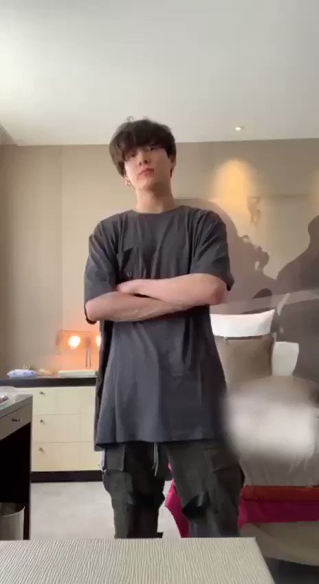 gerações futuras nunca vão saber o que foi o jungkook de 20 aninhos sem tatuagem postar esse video