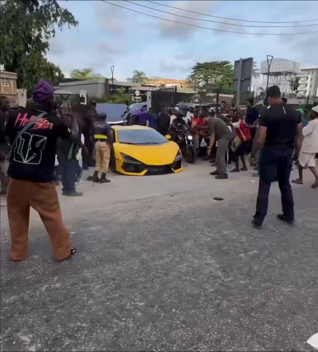 WATCH THE FULL MOMENT BURNA BOY LEFT IKOYI IN HIS LAMBORGHINI REVUELTO AND 1/1 LAMBORGHINI URUS NOVITEC EDITION. PRESIDENTIAL MOVEMENT! 💨