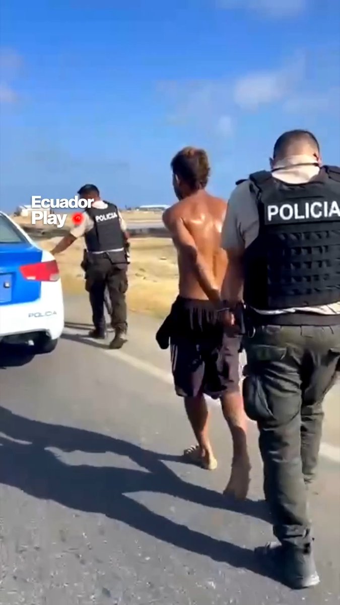 🦷 ¡Le acomodaron los dientes! 🐀🐀 Dos delincuentes fueron detenidos por la Policía Nacional tras cometer varios robos en el sector de los Pozos de Sal, en la parroquia Muey, sobre la vía perimetral que conecta con #Salinas. 🏍️ Los sospechosos se movilizaban en moto, pero fueron interceptados por los uniformados. Entre los capturados se encuentra una mujer de 50 años.