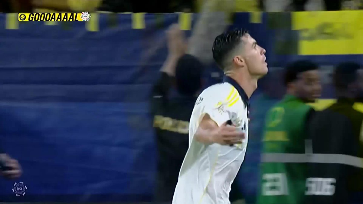 📸 Estas imágenes nos rompen el corazón. Cristiano Ronaldo rompe en llanto al meter su doblete y por estar cerca de su primer título en Arabia Saudita. 🇸🇦👏🏼 #SaudiProLeague