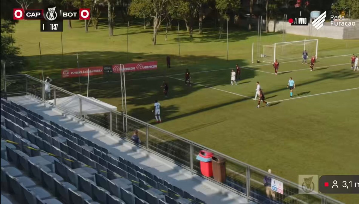 Todos os três gols da vitória do Botafogo contra o Athletico Paranaense, fora de casa, pelo Brasileirão sub-20. ➡️ Miguel Caldas sofreu o pênalti, Bernardo Valim fez o gol; ➡️ Januário aparece na área e faz o 0x2; ➡️ Jhoan Hernández faz boa jogada e faz 0x3. Alvinegro está em 4º na competição e bom trabalho de Rodrigo Bellão. 🎥 | Athletico Paranaense/Youtube