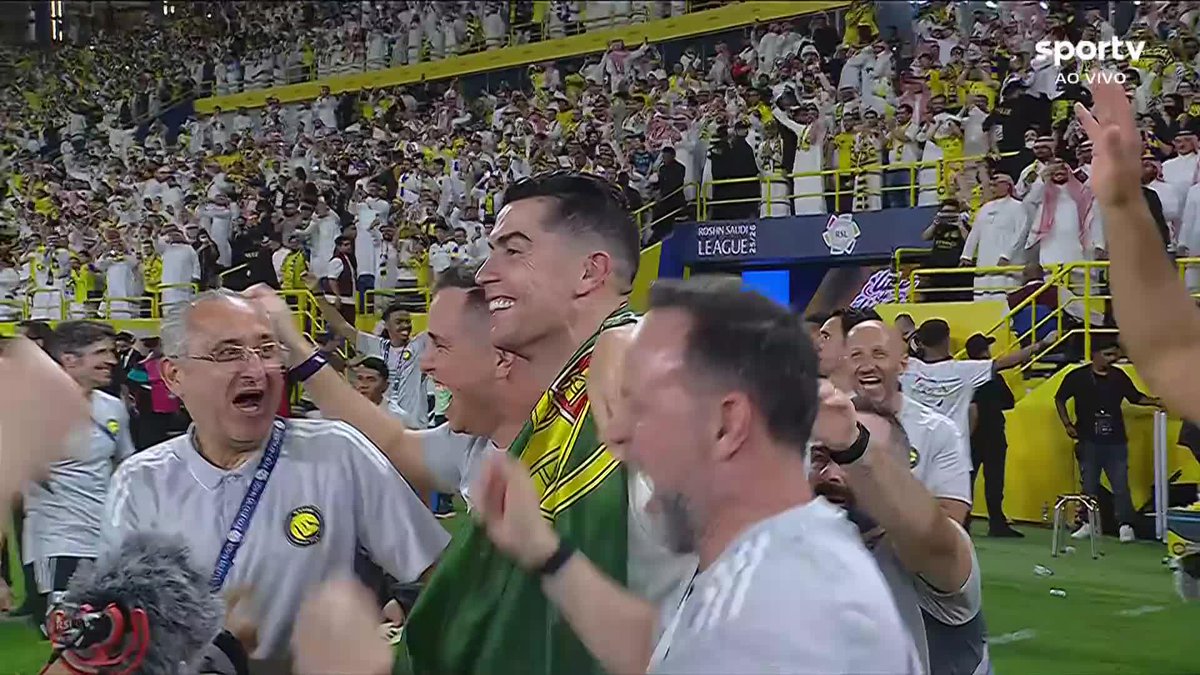 Campeão! Cristiano Ronaldo festeja conquista do título saudita com o Al-Nassr.
