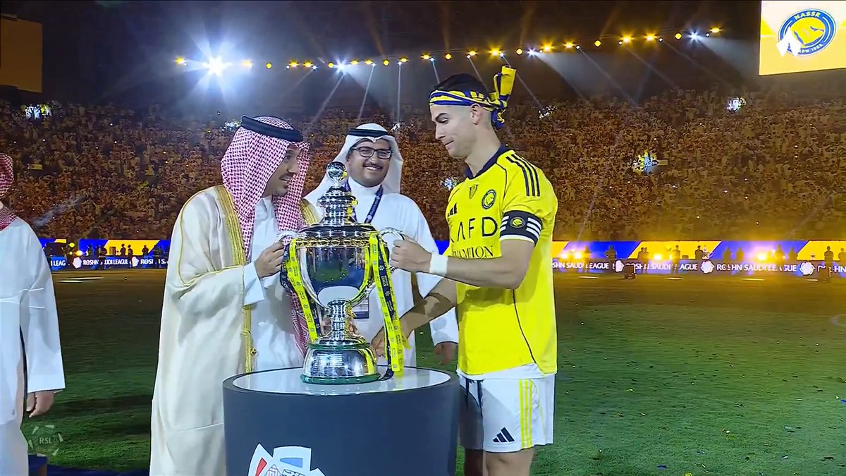 التتويج النصراوي 🏆🟡 كريستيانو رونالدو يرفع الكأس، ويتسلّم الميدالية، ويحتفل باللقب مع لاعبي النصر 🐐