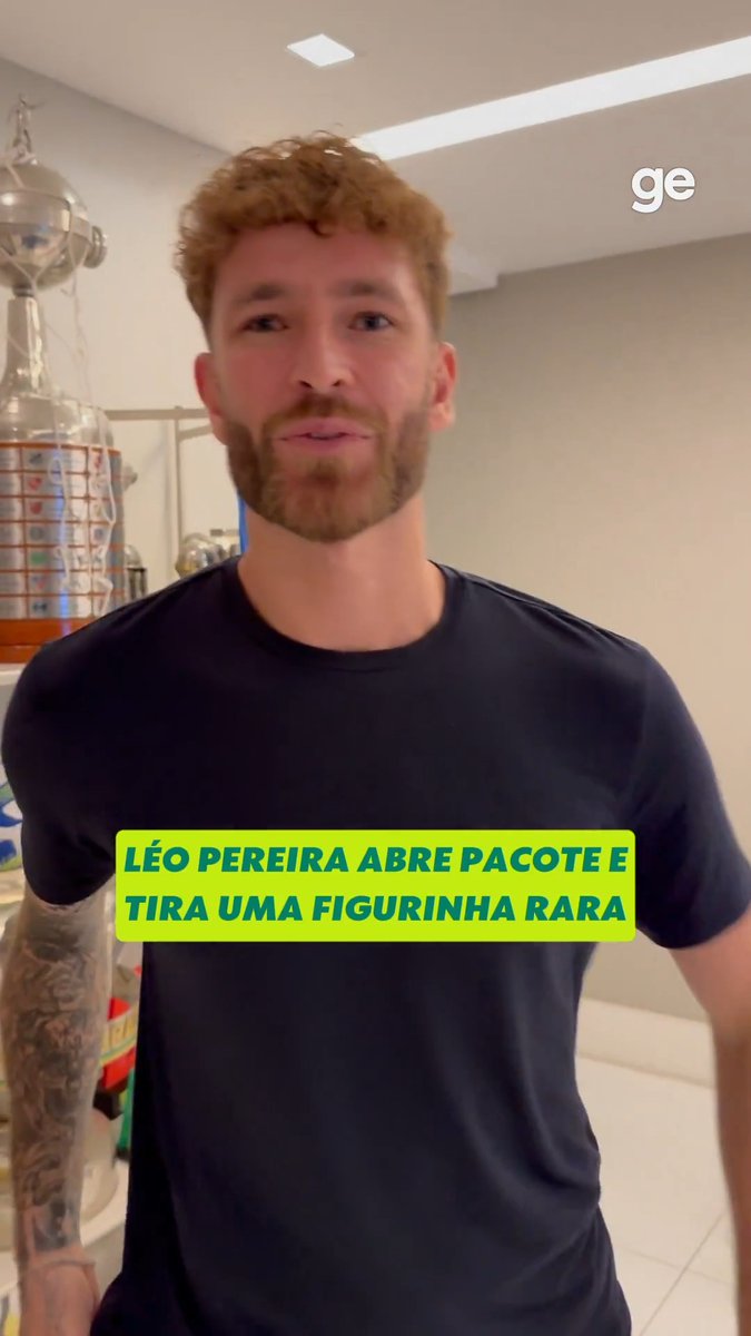 Convocado para a Copa do Mundo, Léo Pereira abriu um pacote de figurinhas e tirou uma bem rara... #futebol #selecaobrasileira #flamengo