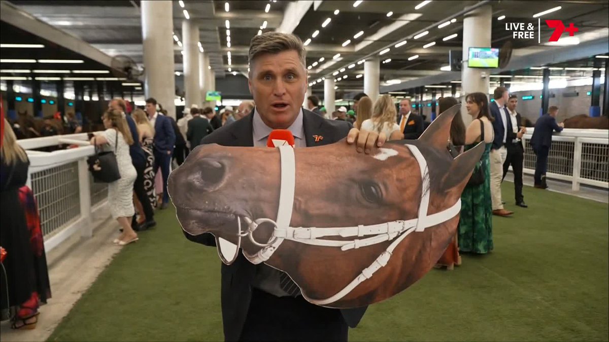 自分のドデカい顔写真を見せつけられる🇦🇺オーストラリアの怪物牝馬さん(12戦11勝、GI3勝)