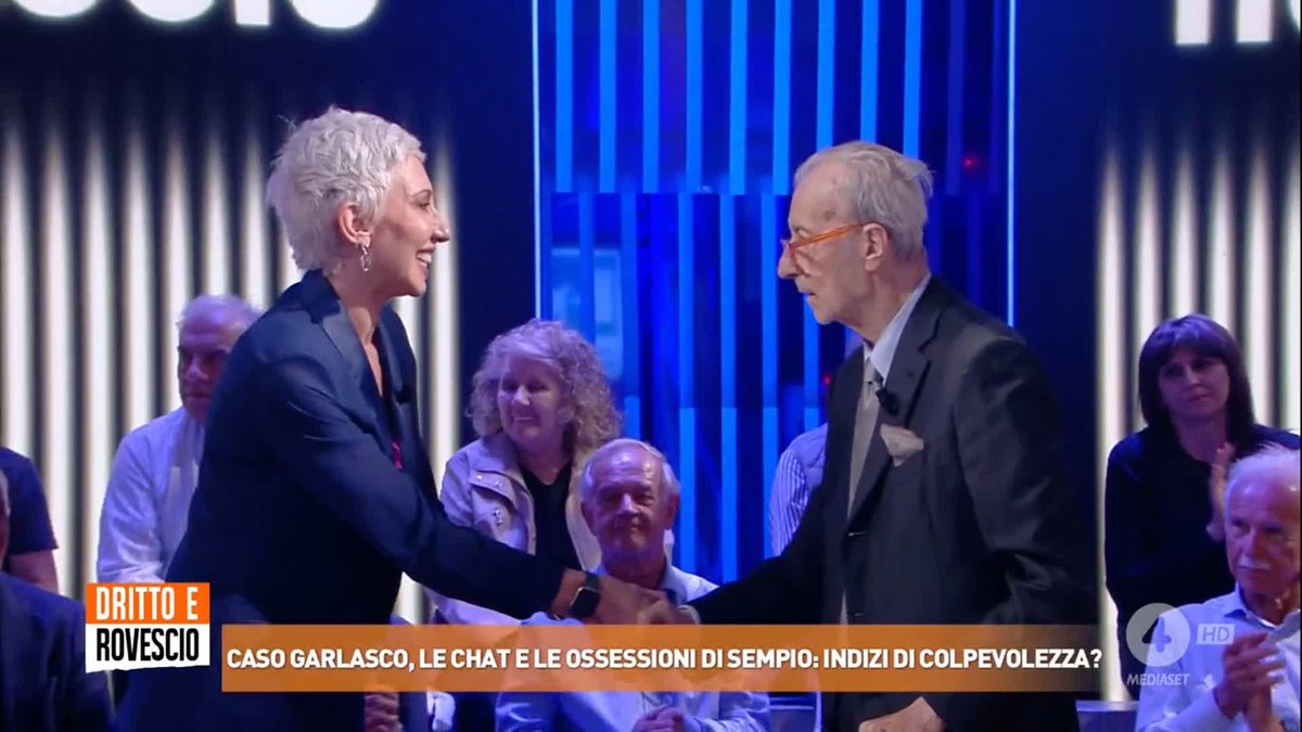 La stretta di mano di Vittorio Feltri a Elisabetta Aldrovandi (avvocato) per la sua riflessione sul caso #Garlasco. #drittoerovescio