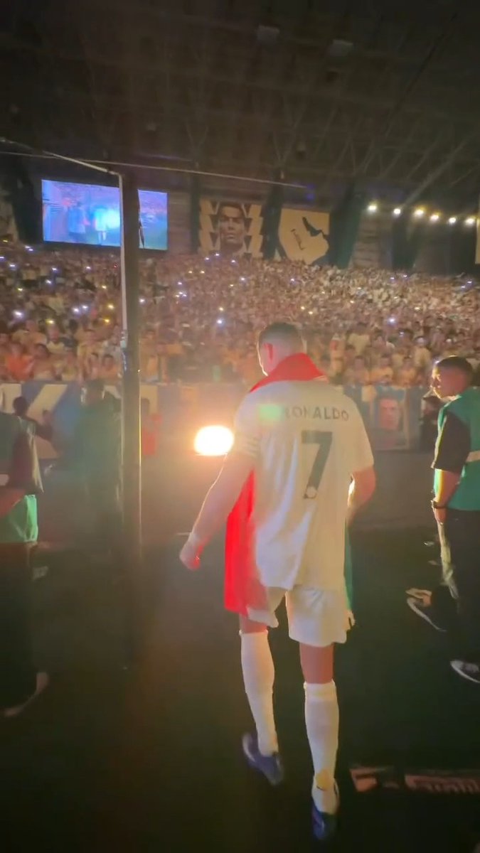 ESTO ES VERDADERAMENTE ÉPICO🥁🔥 Cristiano Ronaldo, luego de ganar el título de Arabia con Al-Nassr, tomó el bombo de los hinchas y lideró la fiesta mientras los aficionados coreaban el SIUUU.🐐 vía: ig/alnassr