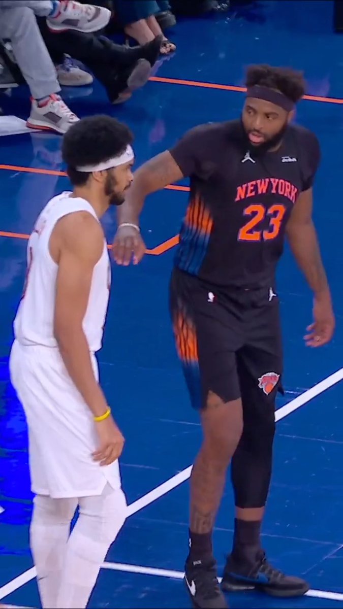 "Your heart racing, gang ... about to beat out your chest." ๐ญ Mitchell Robinson checking Jarrett Allen's heartbeat mid-game ๐คฃ