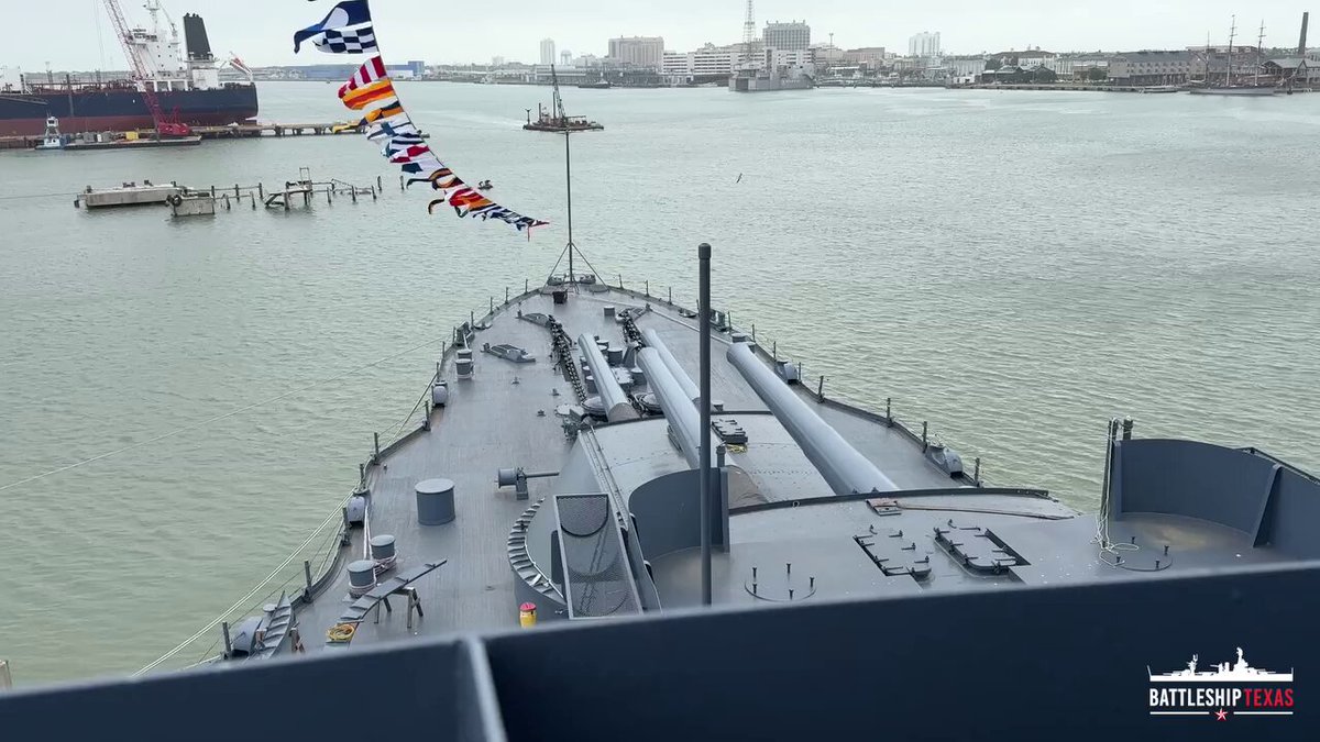 Et soudain le BB-35 USS 𝘛𝘦𝘹𝘢𝘴 s’anima : le canon bâbord de 356 mm/45 calibres Mk1 de la tourelle I tira une charge à blanc pour l’anniversaire de son lancement (18 mai 1912-2026). 1ier tir de la batterie principale d’un 𝘣𝘢𝘵𝘵𝘭𝘦𝘴𝘩𝘪𝘱 🇺🇸 depuis 1991… Aussi 👇