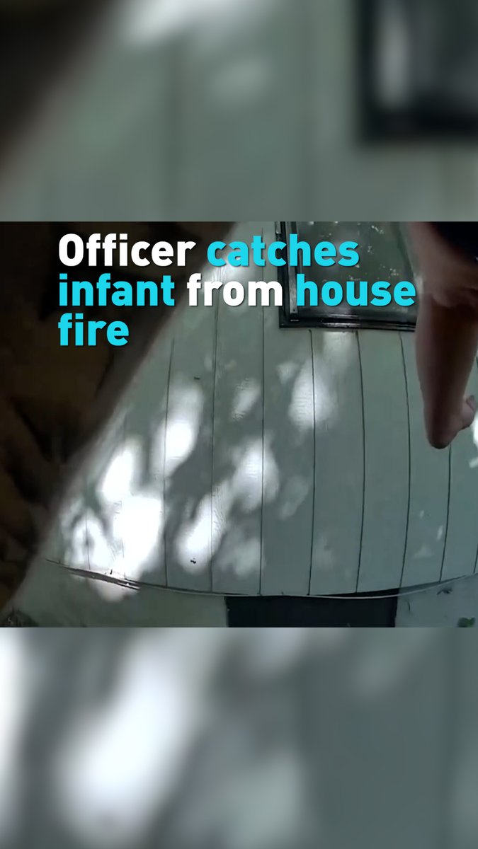 🇺🇸 | Mira el momento en que un oficial de policía atrapa a un bebé desde el segundo piso de un devastador incendio en una casa en Kalamazoo, Michigan.