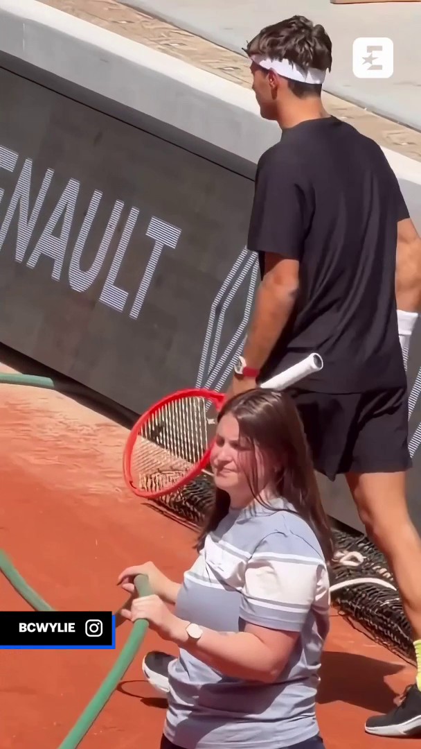 Cobolli si ferma, tocca la targa commemorativa di Nadal e si prende un momento per omaggiare Rafa a casa sua, un grande segno di rispetto ❤️