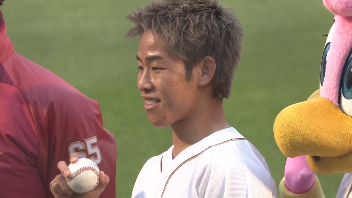 今日のセレモニアルピッチは 宮城県仙台市出身 #RIZIN の #神龍誠 選手💪⚾ キャッチャーは #堀内謙伍 選手！ パワーあふれるノーバウンドのナイスピッチングでした👏 神龍誠選手は、6/6日(土)ゼビオアリーナ仙台にて行われるRIZINフライ級タイトルマッチに出場します🔥 #RakutenEagles #強鷲革新