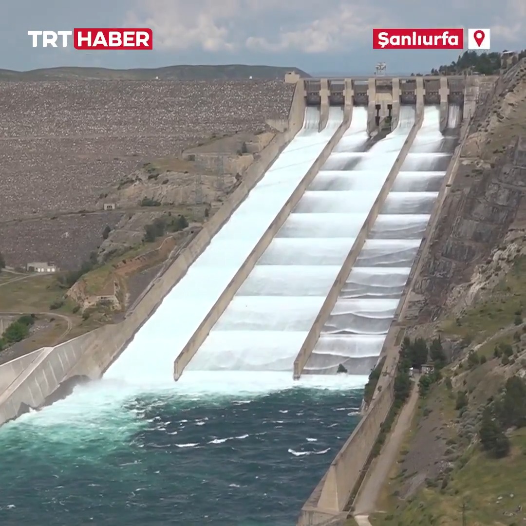 Tam doluluk oranına yaklaşan Atatürk Barajı'ndan 7 yıl sonra kontrollü su tahliyesine başlandı.