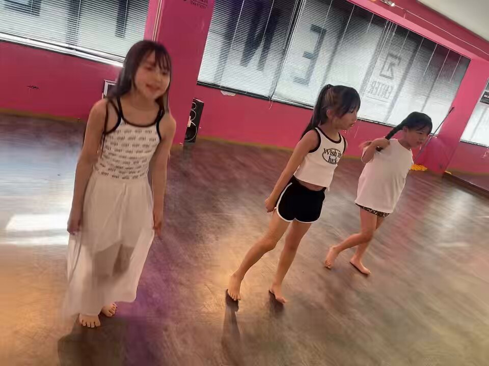 レッスン前に３人で練習😌 新しい曲になったのでこれからまた覚えるよー🩵🩵✨ #girlshiphop