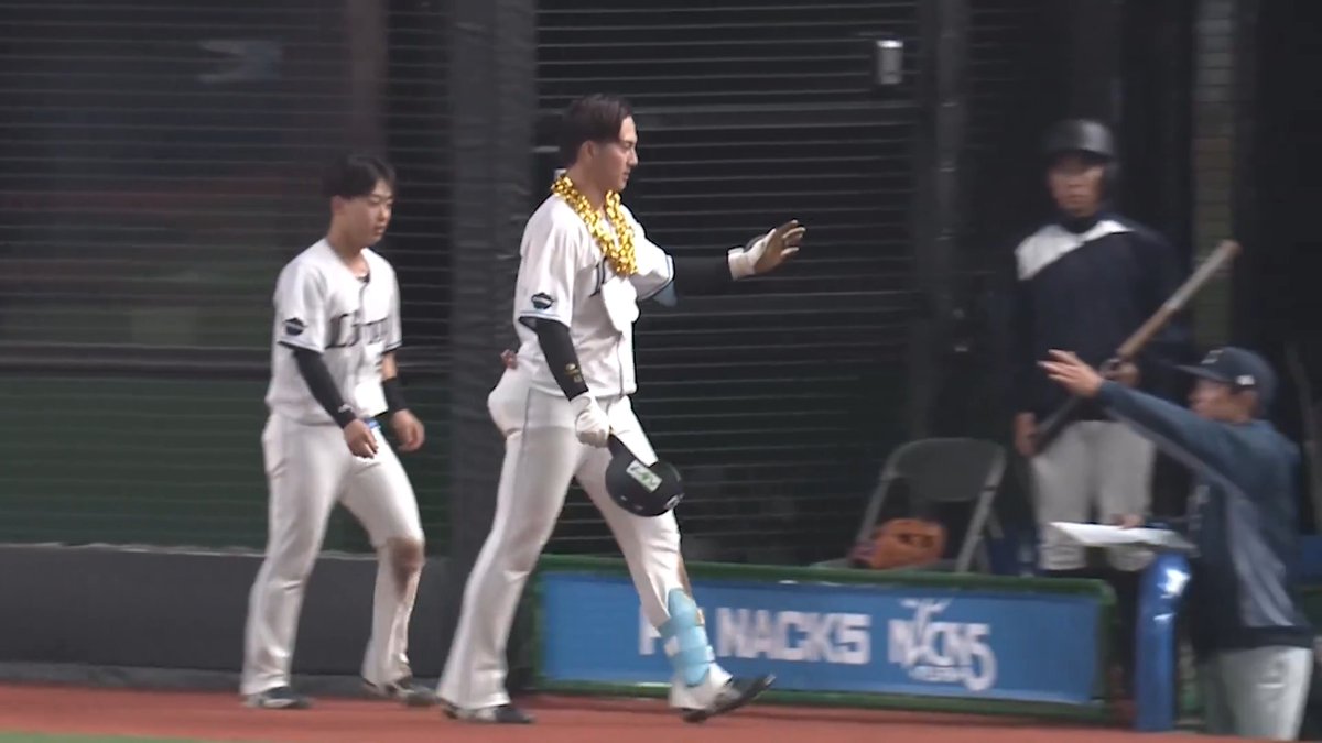 #長谷川信哉 選手がホームランを放つ! 試合終盤、ファンの皆さんが待つレフトスタンドにアーチを描きます! #seibulions #打破 #圧倒的至近距離 #おめかしシリーズ