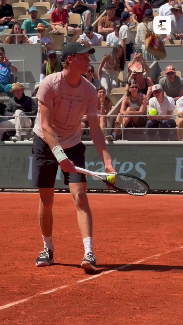 Sinner continua la preparazione a Parigi insieme a Vagnozzi 🇮🇹🎾 Allenamento tranquillo, qualche scambio con Baez e quella solita sensazione che la palla viaggi in modo diverso dalle altre 😮‍💨 #Tennis #Sinner #RolandGarros