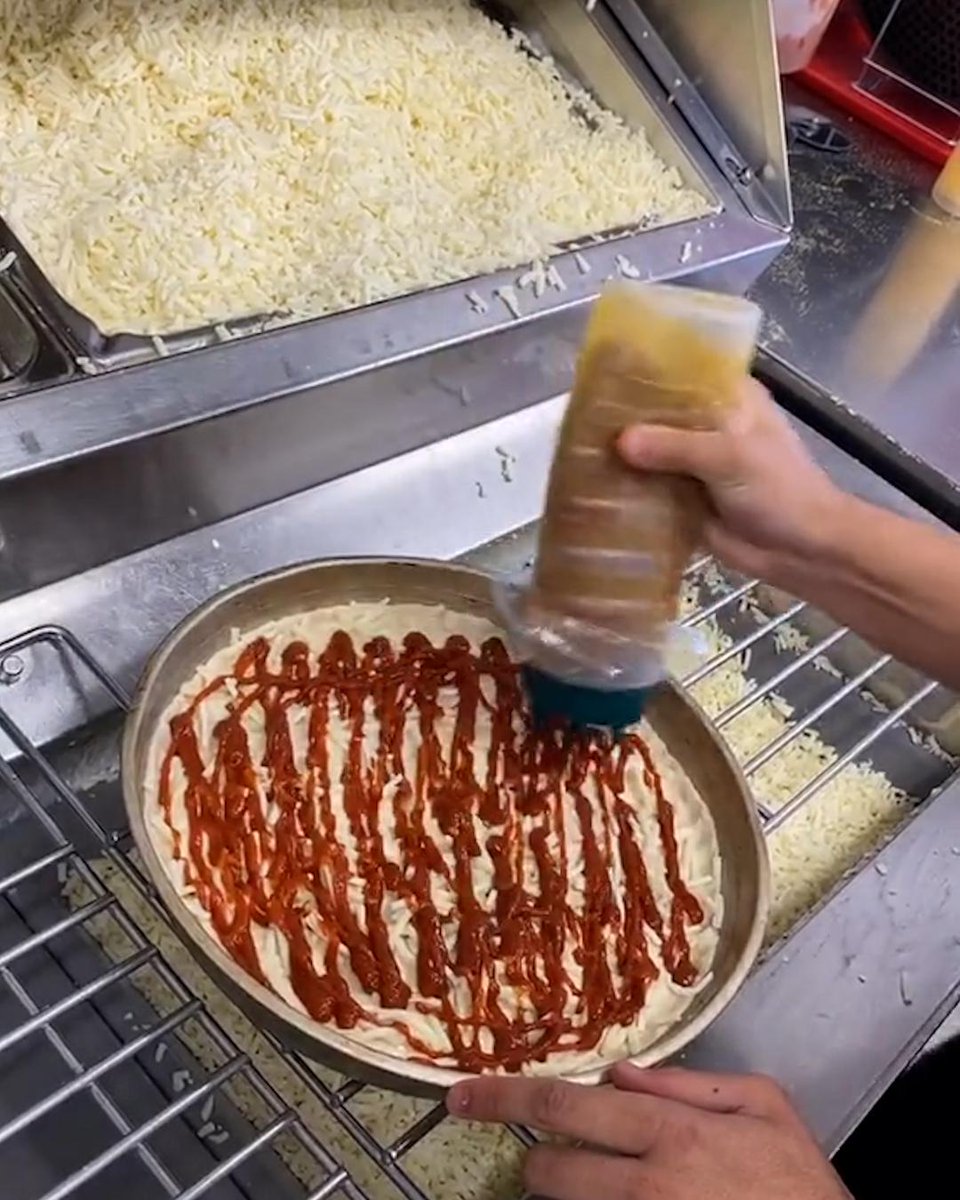 Making Domino's pizza
