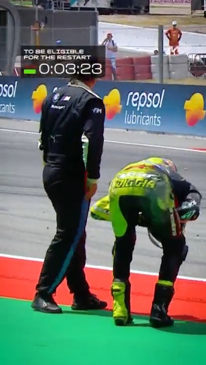 ⏱️ Fabio Di Giannantonio literally beat the clock to win the #CatalanGP 🏁 The Italian was just three seconds within the five minute limit to getting back on track ⚡ #MotoGP