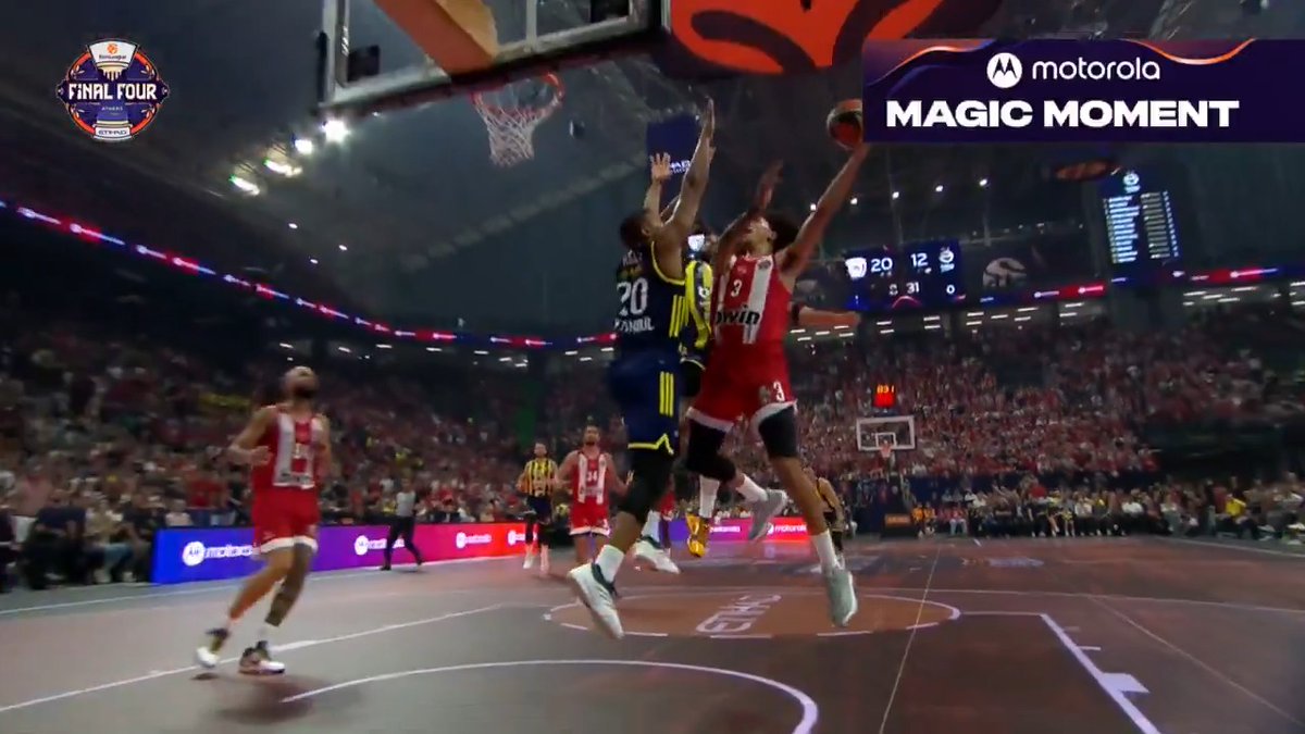 I Talen puts on the afterburner to get back for the CHASEDOWN 💨🛑 motorola #MotorolaMagicMoment Fenerbahçe Erkek Basketbol