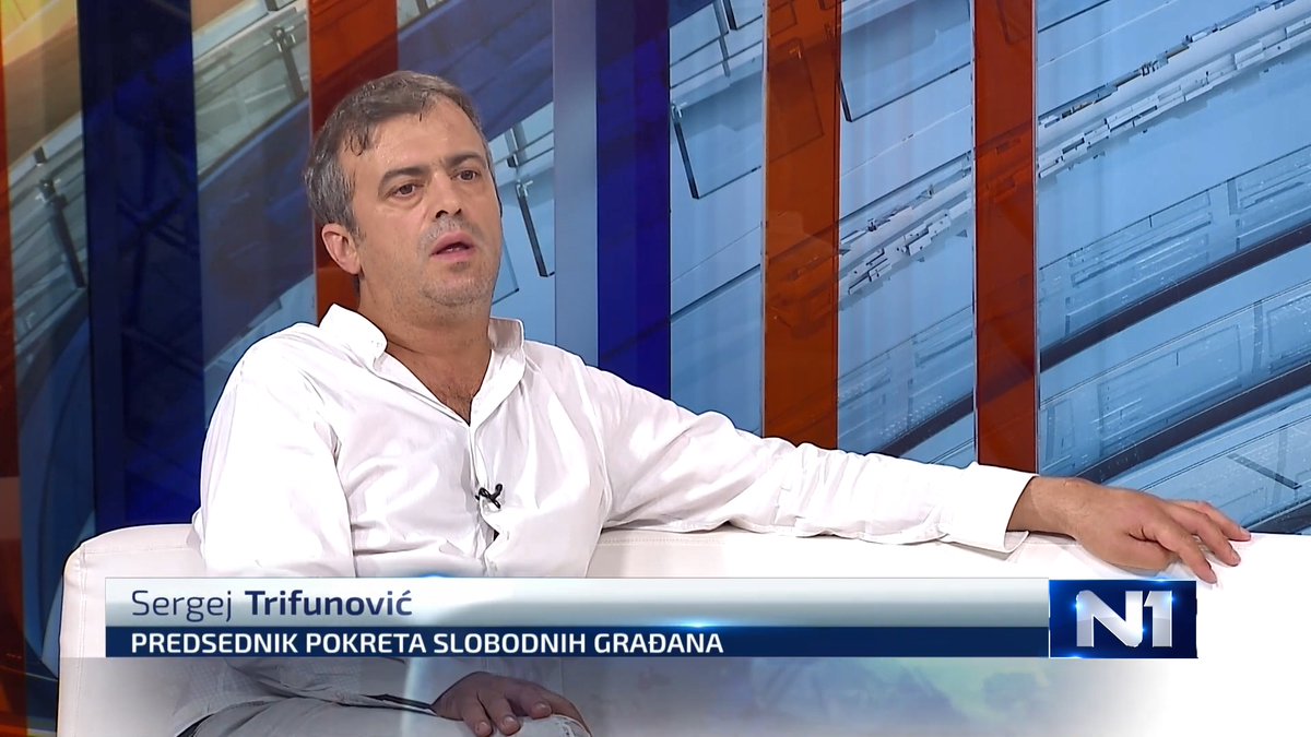 Jedno od jačih gostovanja predsednika neke stranke na TV! 😄 Mamurni, neispavani i nadrkani Sergej, sa sve pocepanom košuljom, posle ko zna kakve noći gostuje ujutru kod one buđave Minje.😂