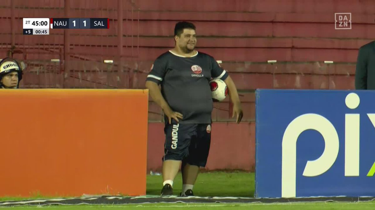 Uno de nosotros tirándole un caño a un profesional 🇧🇷😅