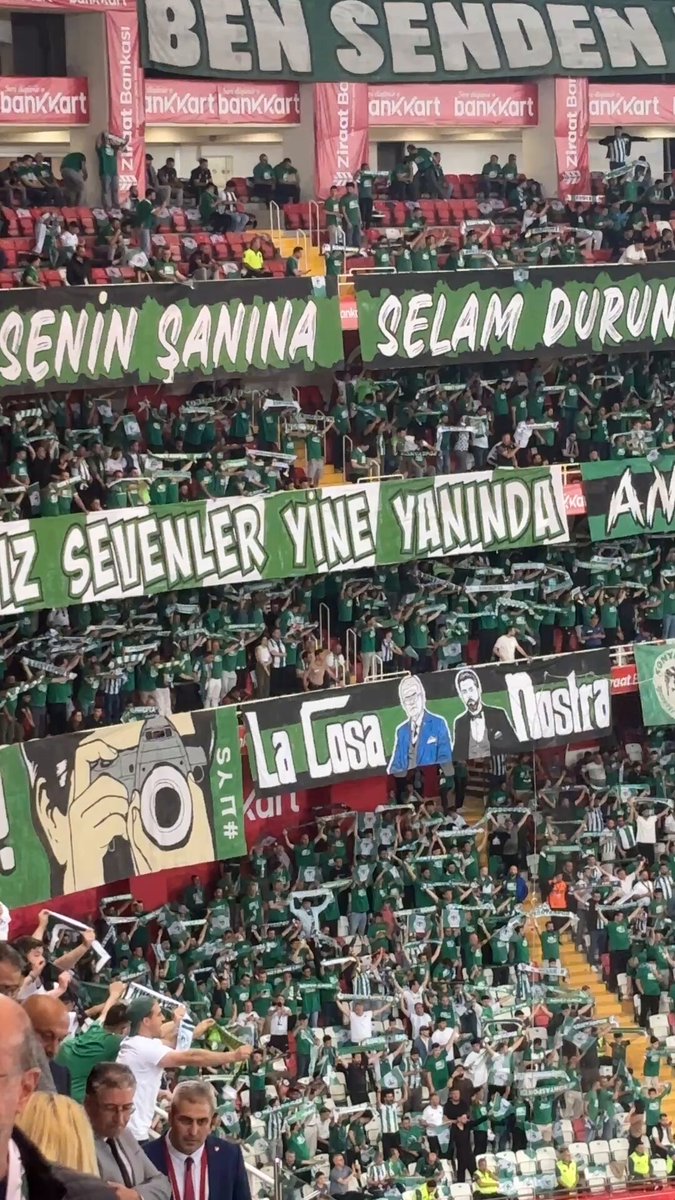 Konyaspor taraftarı tartışmasız göz kamaştırıyor. Taraftar tribünde çoktan kazandı sırada sahada kazanmak var. Allah yardımcımız olsun