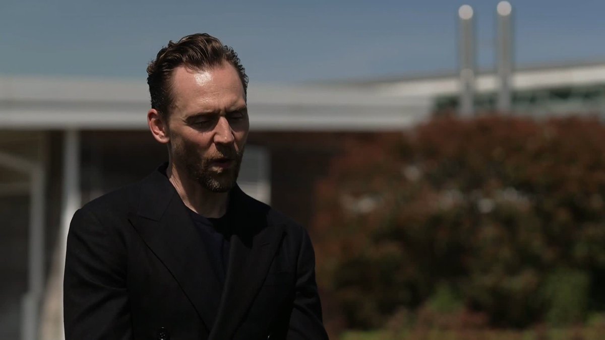 "When it's not easy where do you go?" "I enjoy that part too" 😅 An open chat between Tom Hiddleston and Mikel Arteta 🤝