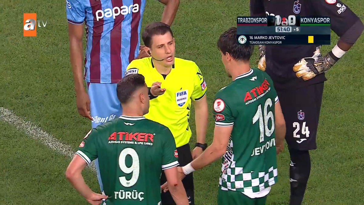Deniz Türüç hakemin akrabası falan da ben mi bilmiyorum? Kahvehaneye çevirdi maçı, hakemle sohbet etmekten top oynamıyor. Her pozisyonda hakemin yanında, her şeye itiraz ediyor..