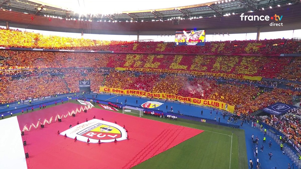 ⚽ #CDFCA | ❤️💛 Les Corons interprétés par la Garde Républicaine et repris par tout le public lensois au Stade de France ! Quel moment ! 📺 La finale de la Coupe de France en direct :