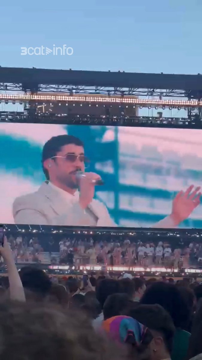 "Que bé ser aquí després de tant de temps. Tinc records bonics de l'última vegada, han passat gairebé 7 anys." Així ha començat Bad Bunny el concert a Barcelona, taral·lejant una part de la cançó "Callaíta"
