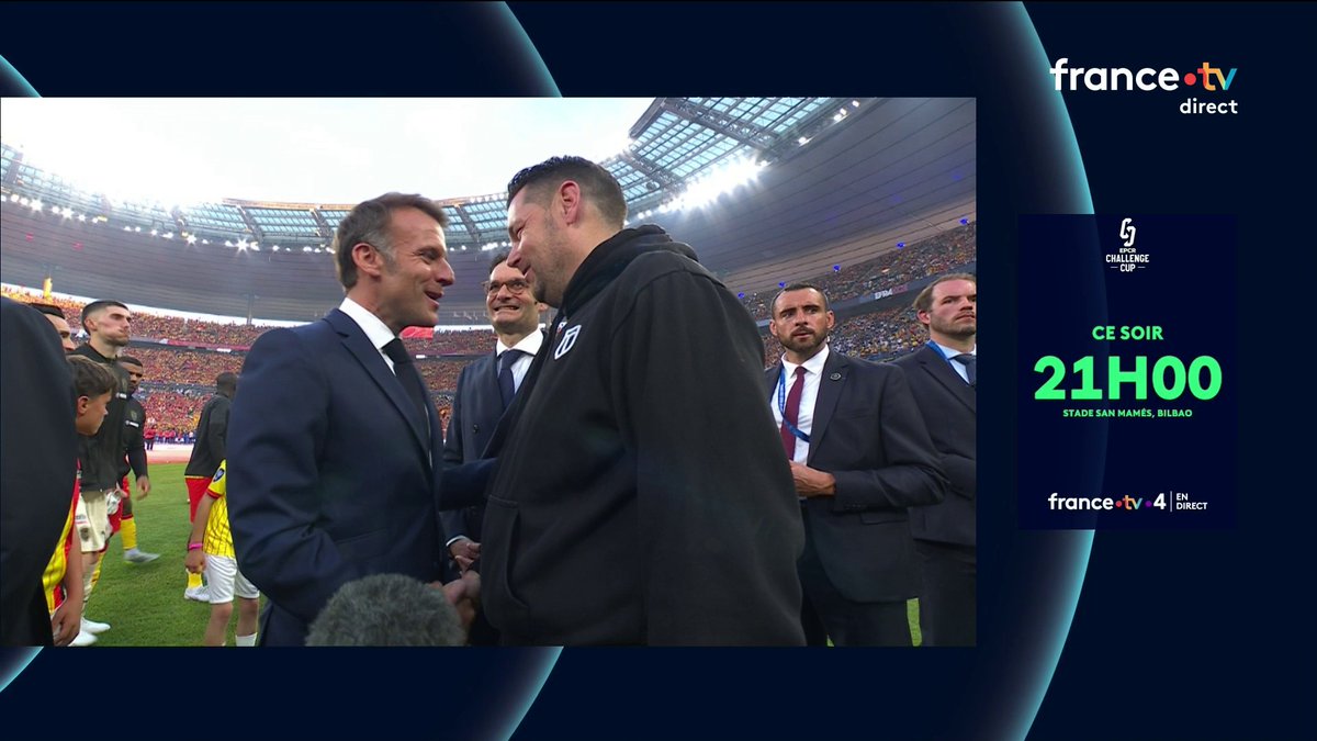 Comme le veut la tradition, le président de la République salue les deux effectifs de la finale de la Coupe de France 🇫🇷 et le corps arbitral. EMMANUEL MACRON EST LÀ CE SOIR ! 🎥 francetvsport