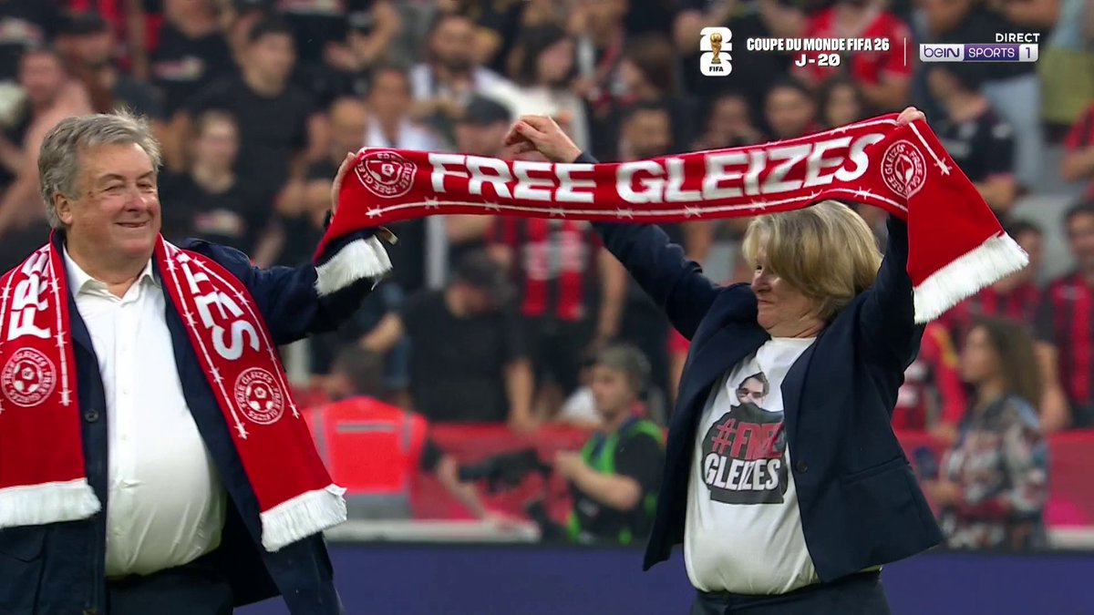 La famille du journaliste Christophe Gleizes, détenu en Algérie, est présente ce soir au Stade de France pour donner le coup d'envoi fictif du match ! Suivez Racing Club de Lens - OGC Nice en direct sur beIN SPORTS 1 #RCLOGCN #CDFCA