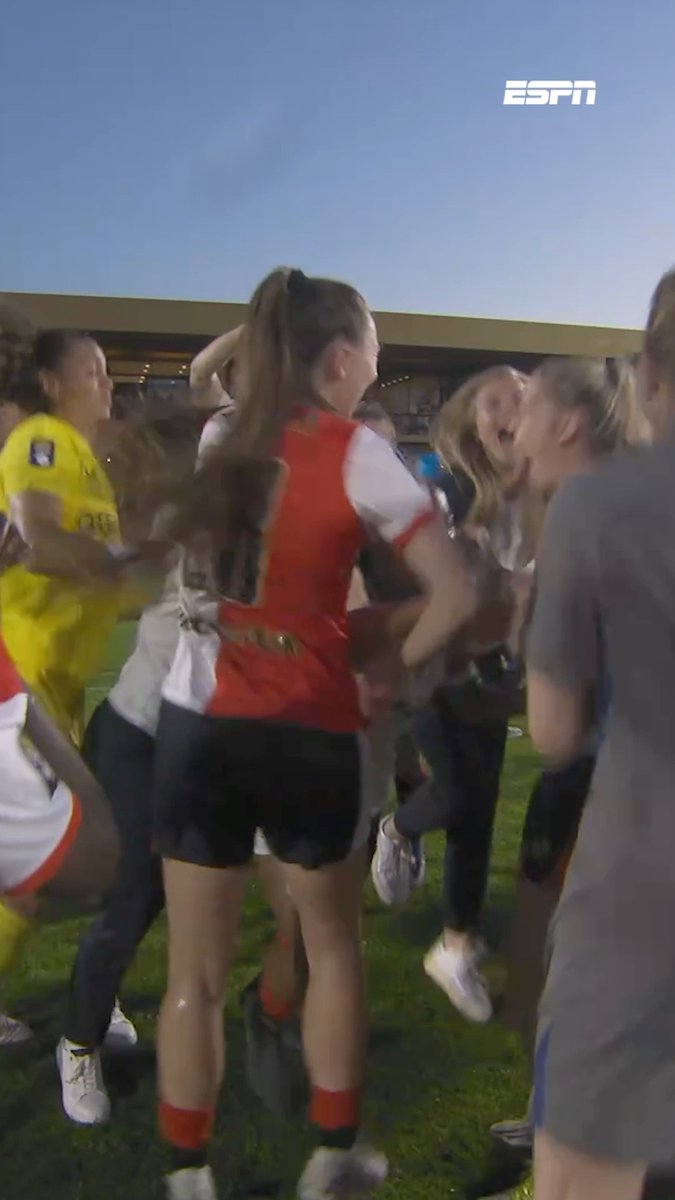 Feest op Varkenoord! Feyenoord gaat Europa in 👏 #feypec