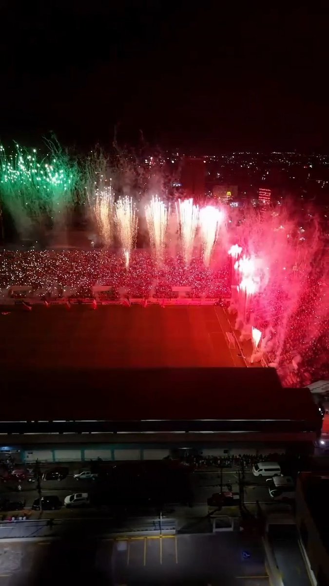 🇭🇳FINAL ENCENDIDA EN HONDURAS🎆🇭🇳 En la previa de la Gran Final de ida contra Motagua, Marathón encendió el cielo de San Pedro Sula con un show de luces que encantó a los hinchas verdolagas.🔥 vía: ig/lnfphonduras