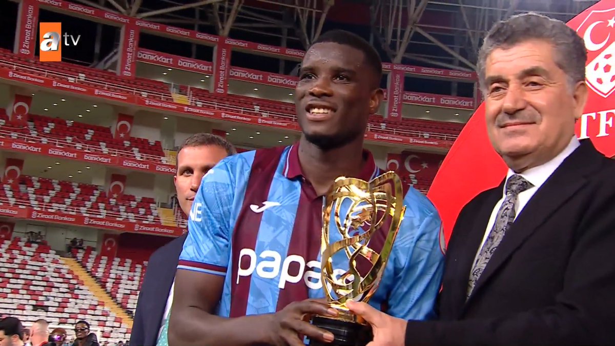 Galatasaray’a şampiyonluk kupasını minibüsle gönderen, Trabzonspor’un kupasını vermek için stada gelmiş. YAPI!