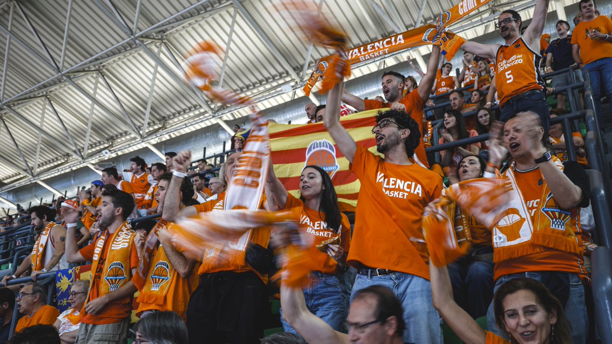 𝙀𝙨 𝙝𝙤𝙧𝙖 𝙙𝙚 𝙖𝙥𝙡𝙖𝙪𝙙𝙞𝙧𝙩𝙚 👏 A todos los que os habéis acercado al Parc de l'afició del Valencia Basket 🧡 A todos los que habéis apretado desde casa 🧡 Y, nos vais a permitir en este vídeo, 𝐚𝐠𝐫𝐚𝐝𝐞𝐜𝐞𝐫 𝐝𝐞 𝐟𝐨𝐫𝐦𝐚 𝐦𝐚́𝐬 𝐞𝐬𝐩𝐞𝐜𝐢𝐚𝐥 a los más de 700 que se han venido hasta Atenas a vivir este momento tan importante en nuestra historia. Disfrutad del fin de semana, de la ciudad, del ambiente y de seguir paseando nuestro escudo y colores con orgullo allá donde vayáis. 𝙎𝙤𝙢 𝙚𝙡 𝙑𝙖𝙡𝙚𝙣𝙘𝙞𝙖 𝘽𝙖𝙨𝙠𝙚𝙩 𝘼 𝙀𝙪𝙧𝙤𝙥𝙖 𝙟𝙖 𝙥𝙖𝙧𝙡𝙚𝙣 𝙙𝙚 𝙩𝙪