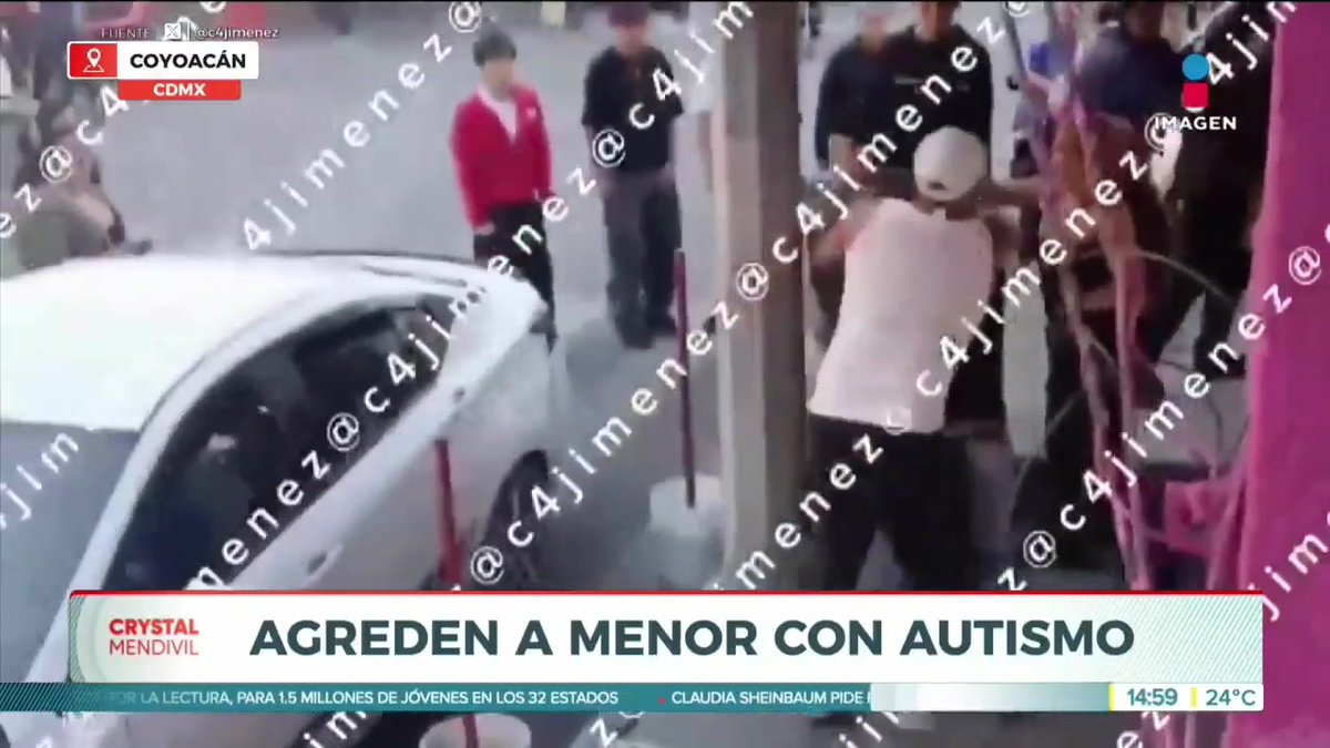 #CDMX | Un joven de 15 años con autismo estaba siendo agredido por sus compañeros de secundaria. Cuando sus padres acudieron a ayudarlo, los padres de los acosadores también llegaron para atacarlos.