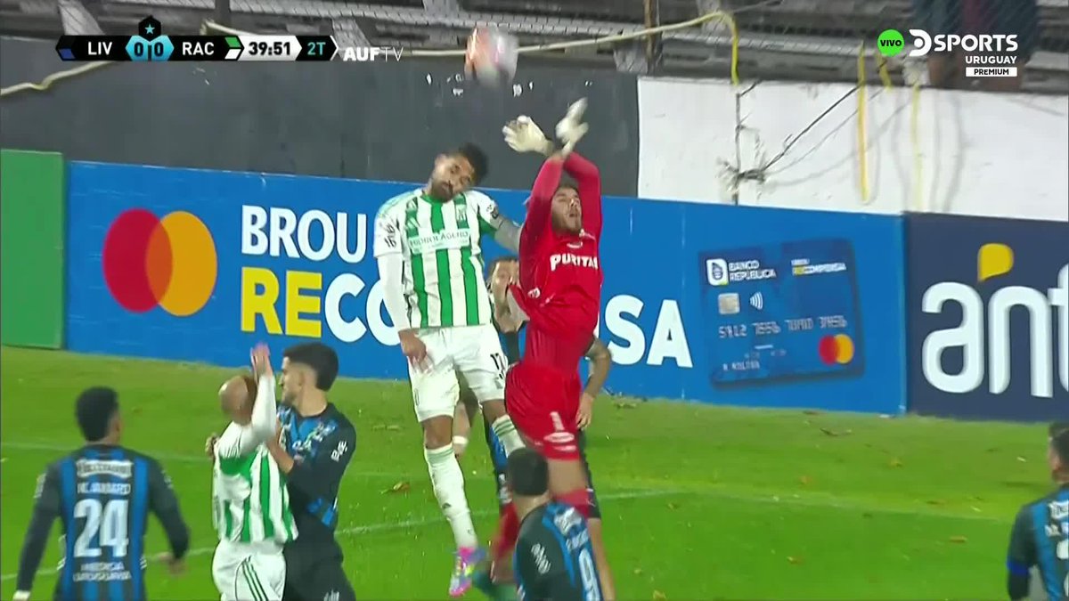 ¿HUBO FALTA DE FERREIRA SOBRE EL GOLERO BERNATENE? Racing convertía sobre el final del encuentro el gol de la victoria, pero el árbitro cobró infracción contra el arquero de Liverpool. #LigaUruguayaEnDSPORTS. Disponible en los canales 301 y 302
