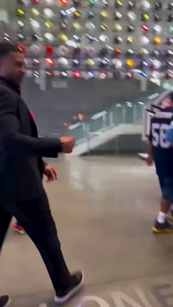 HEARTWARMING: Legendary #Chargers pass rusher Shawne Merriman spotted multiple fans wearing his jersey in public and went over and surprised them. Their reaction was extremely wholesome. This is the absolute best Shawne Merriman 🥹🥹🥹